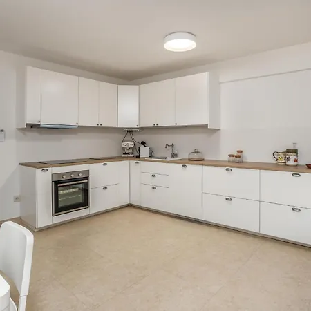 3 Bedroom Beautiful In Barbat 度假居 Barbat na Rabu