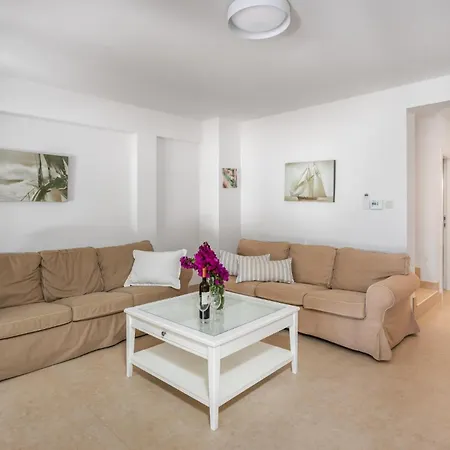 3 Bedroom Beautiful In Barbat