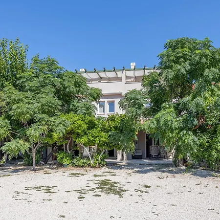 3 Bedroom Beautiful In Barbat *