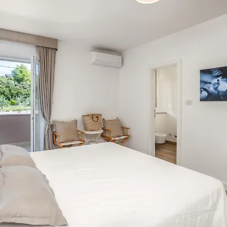 3 Bedroom Beautiful In Barbat 度假居 Barbat na Rabu