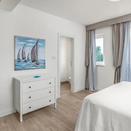 3 Bedroom Beautiful In Barbat